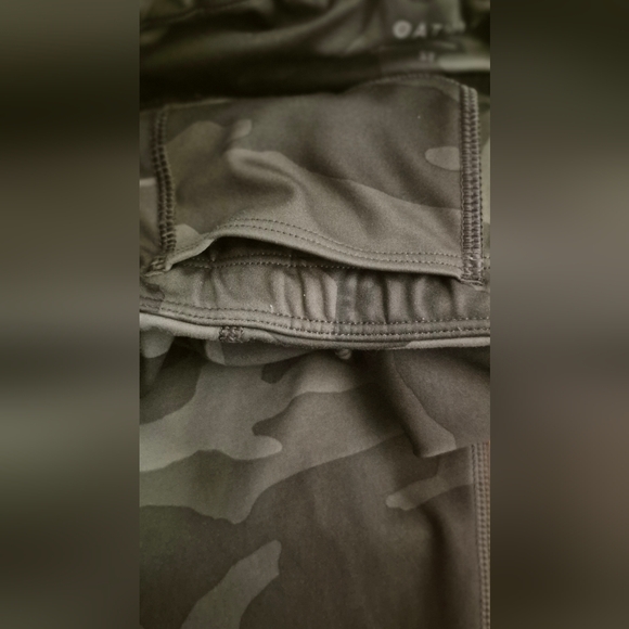 Athleta Women's Small Tall Black Camo Contender 7/8 Leggings EUC Pockets - Picture 6 of 11
